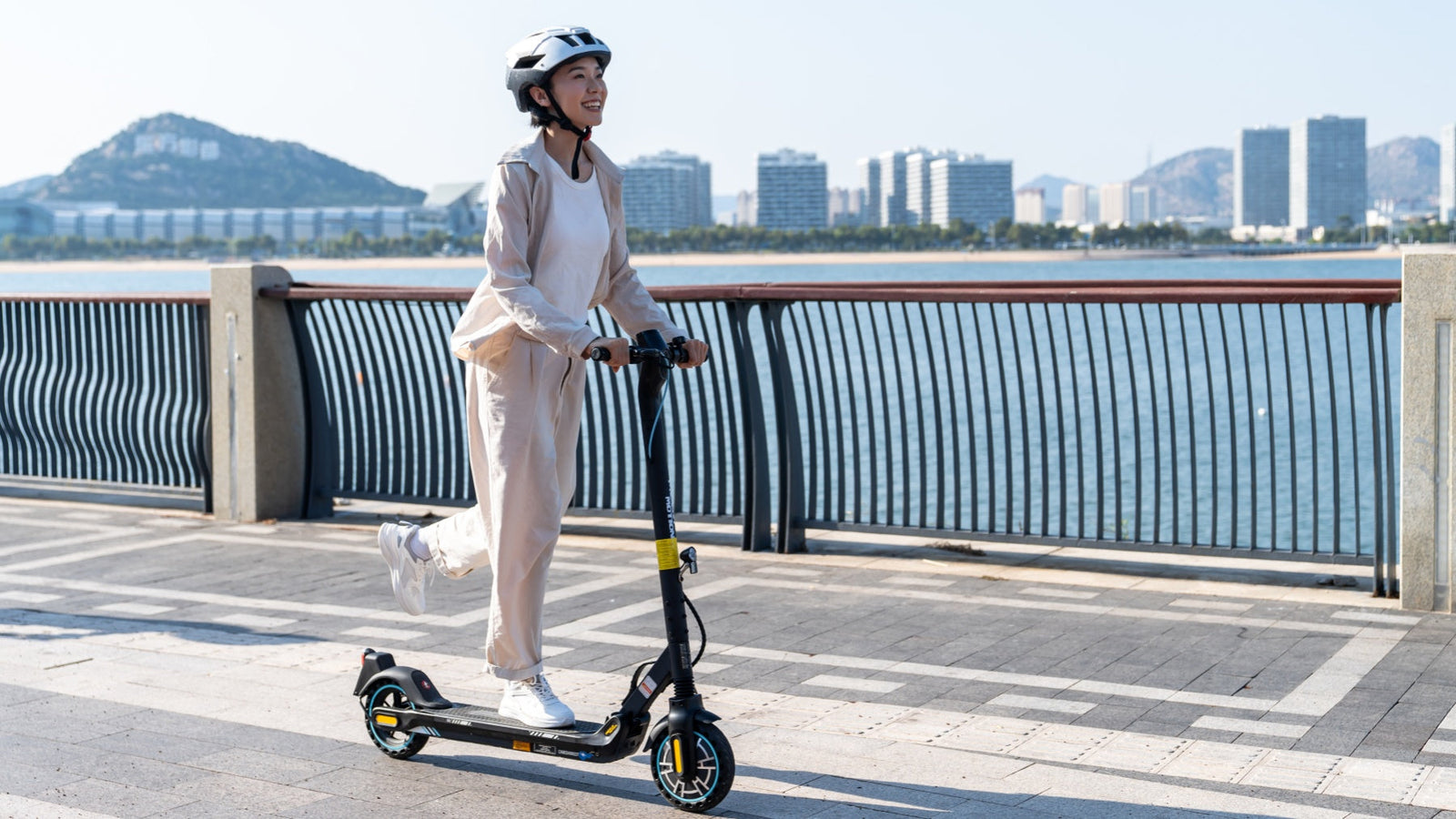ME5 Escooter: Effortless Urban Mobility with Safety and Style
