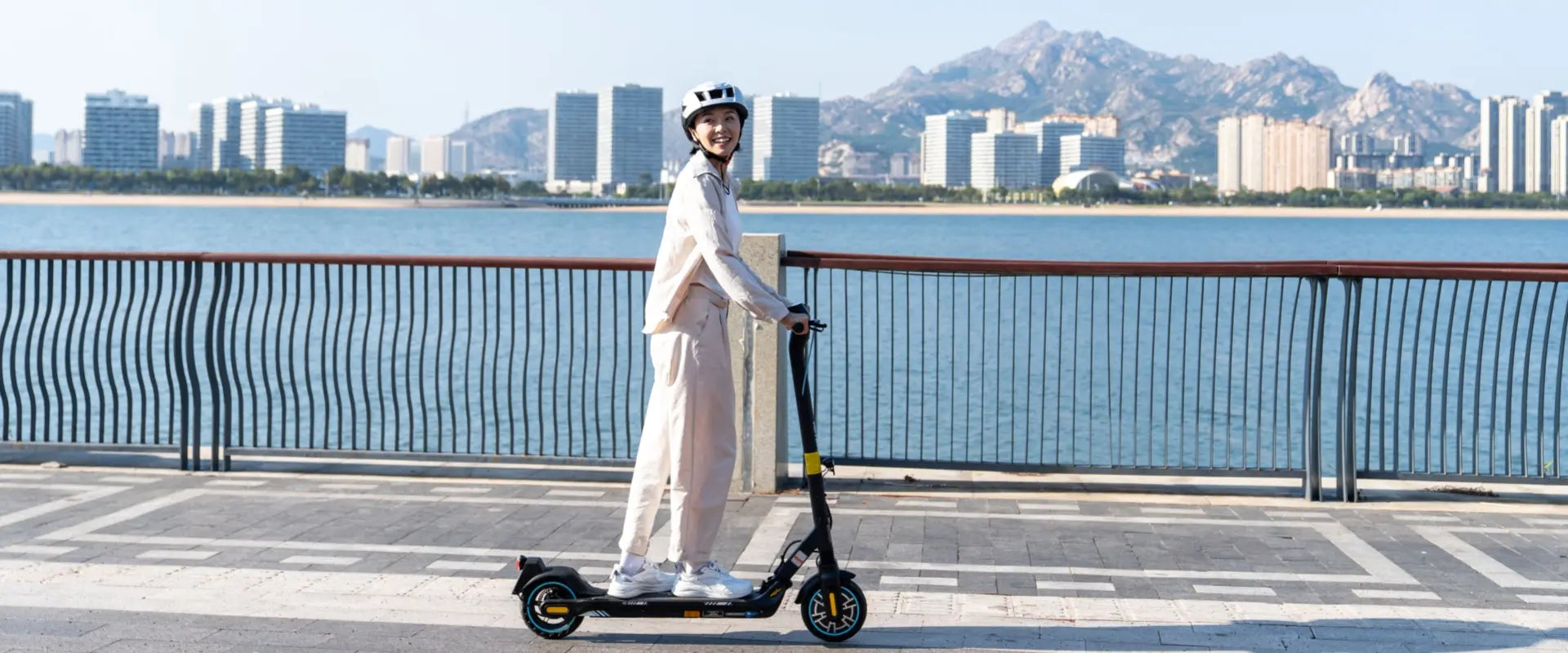 MEGA MOTION ME5 premium adult commuter electric scooter desktop catalog. Optimized real-world range of 25-35 km, ultra-portable 15.6 kg lightweight aluminum body, and intuitive folding mechanism.