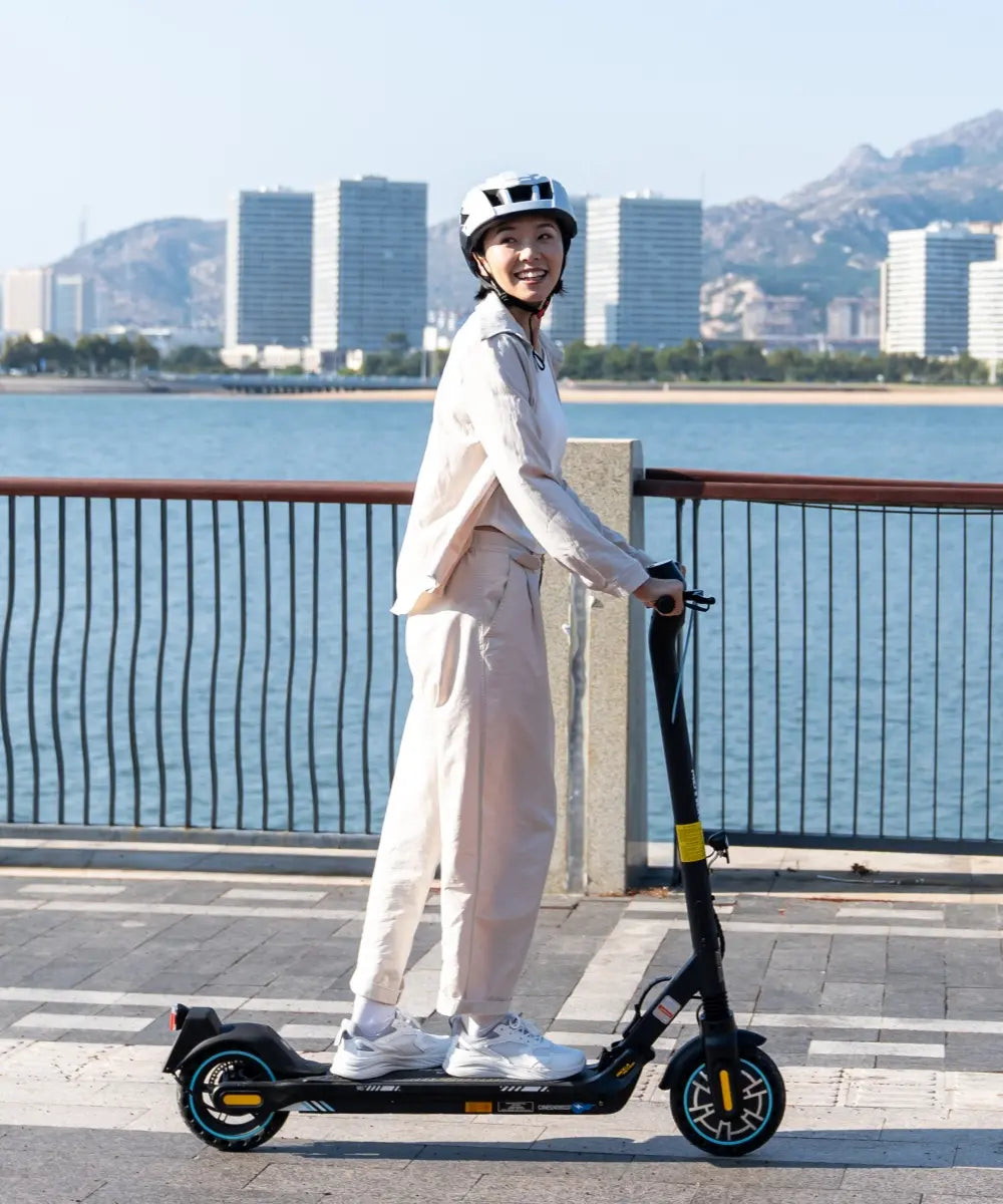 MEGA MOTION ME5 lightweight commuter scooter mobile banner. Reliable 15.6kg daily transit fleet with a verified 25-35km extended range for effortless city mobility.
