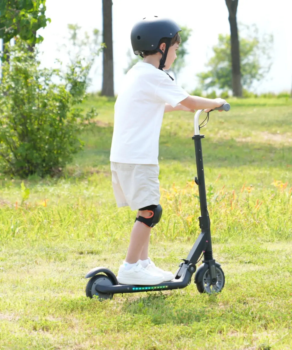 MEGA MOTION ME1 ultra-portable 7.28kg folding kids e-scooter mobile view. One-click folding chassis with 7-inch front wheel, perfect for compact car trunk transport and summer camp.